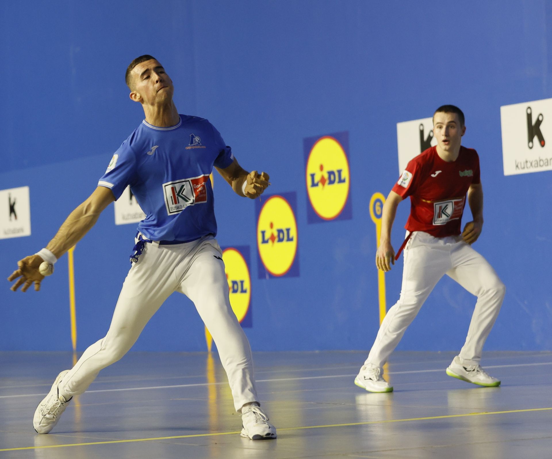 Rekalde suelta la derecha ante la mirada de Amiano en el frontón de Dima.
