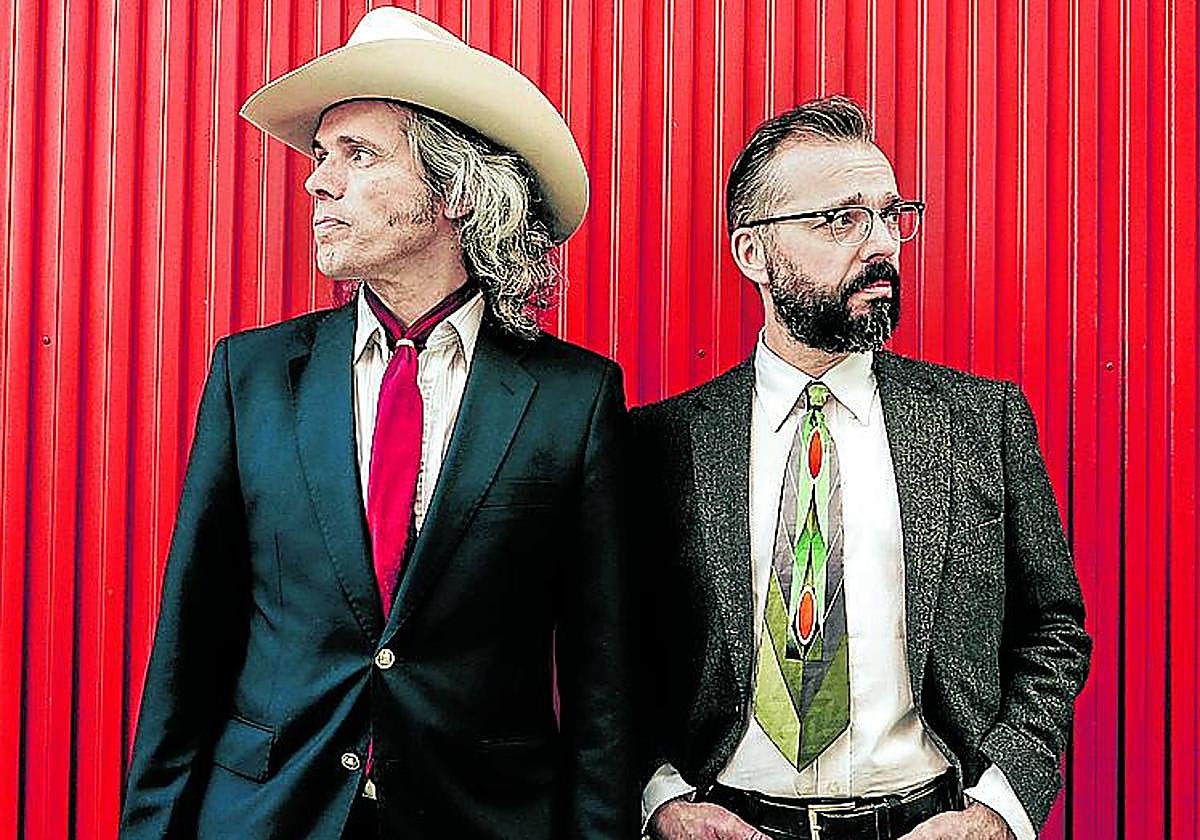 Quique, con sombrero, y Roberto.
