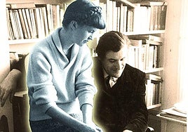 Sylvia Plath y Ted Hughes, en su biblioteca.
