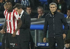 Valverde observa a sus jugadores, mientras Nico williams entra al campo.