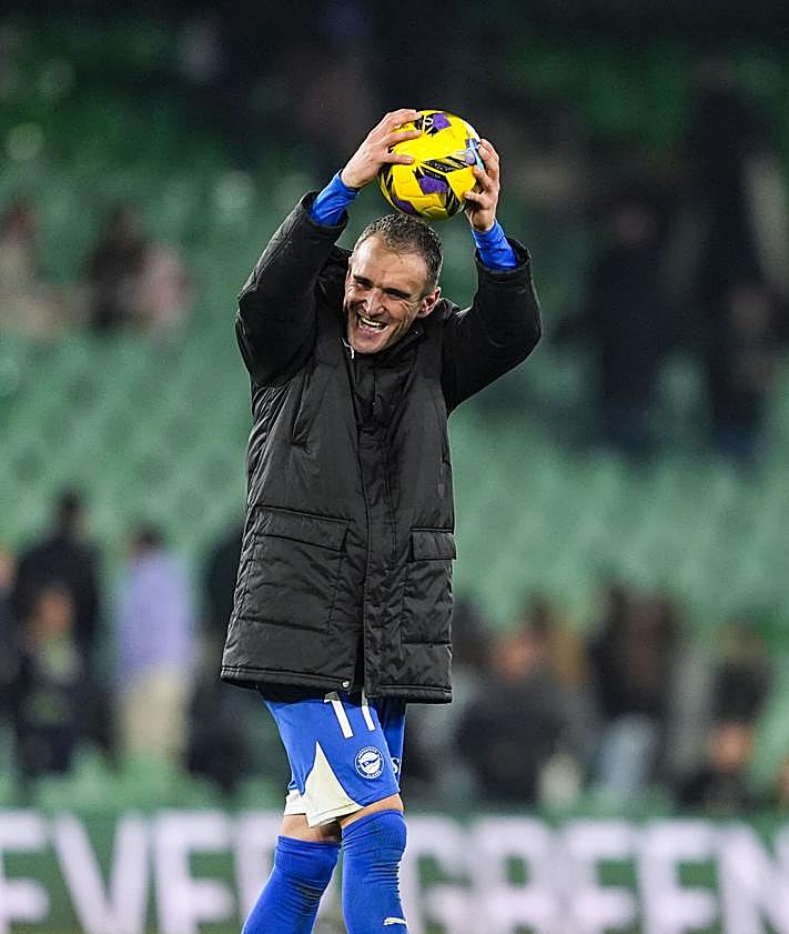 Imagen secundaria 2 - Kike García, un «tipazo» que vuelve a Mendizorroza: «Es un 10 en todo»