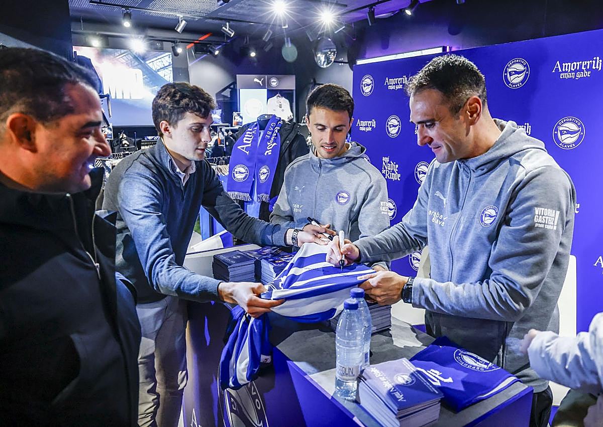 Imagen secundaria 1 - Kike García, un «tipazo» que vuelve a Mendizorroza: «Es un 10 en todo»