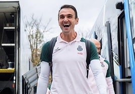 Kike García sonriente a su llegada a Mendizorroza.