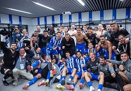 El vestuario del Alavés celebra el triunfo ante el Espanyol.