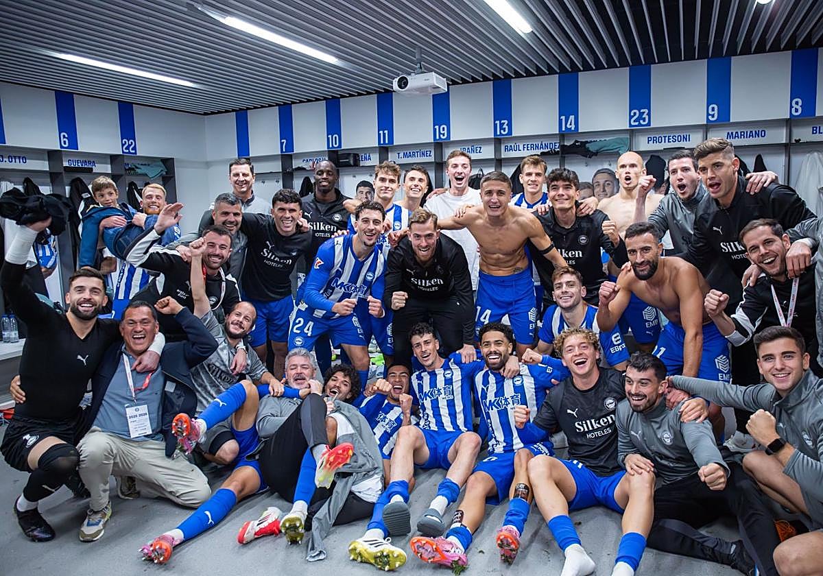 El vestuario del Alavés celebra el triunfo ante el Espanyol.