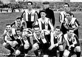 El once del Espanyol forma antes de arrancar un partido en 1929.
