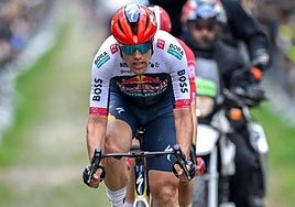 Lazkano, en la fuga de la París Roubaix, cruza en cabeza el emblemático Bosque de Arenberg. Acabó el último clasificado y no ha vuelto a competir hasta la fecha