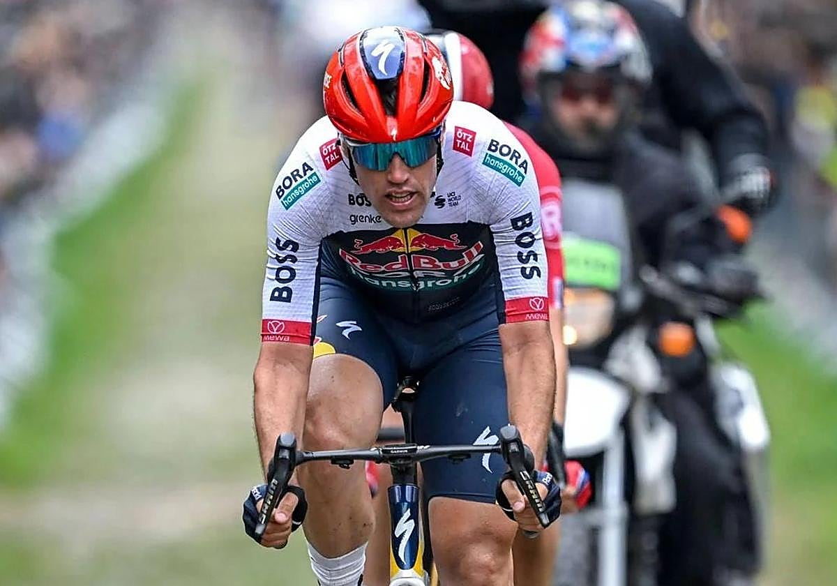 Lazkano, en la fuga de la París Roubaix, cruza en cabeza el emblemático Bosque de Arenberg. Acabó el último clasificado y no ha vuelto a competir hasta la fecha