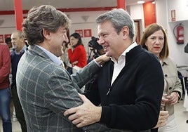 Eneko Andueza saluda al secretario de Estado de Transportes y antiguo alcalde de Irún, José Antonio Santano.