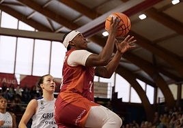 Adams penetra sin oposición a canasta.