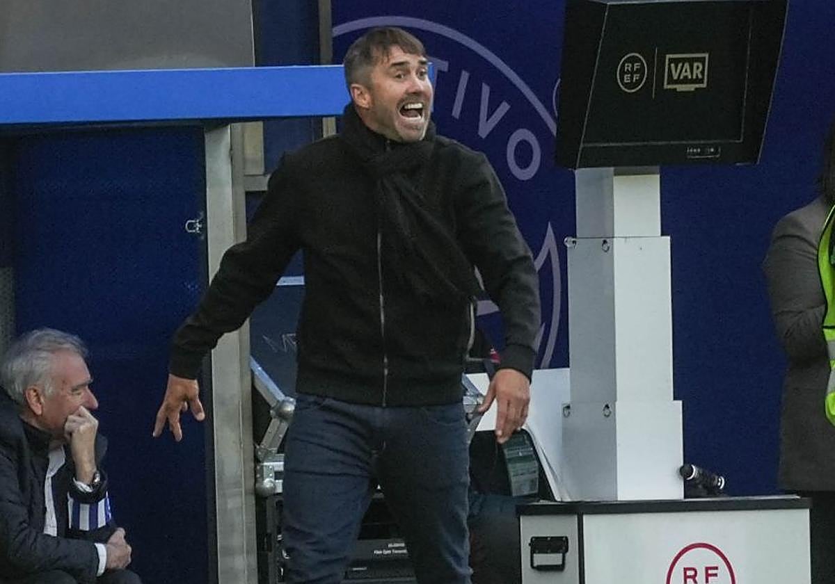 Coudet da indicaciones en un momento del partido.