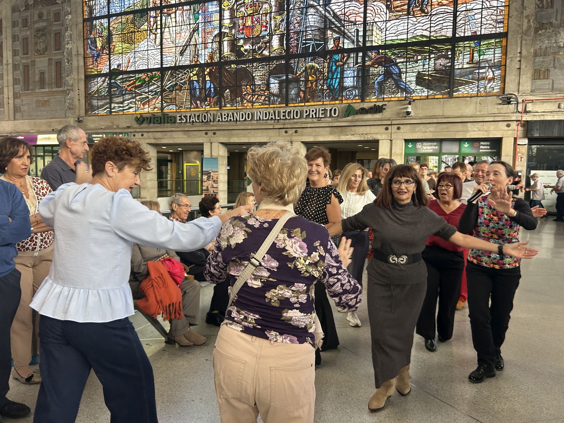 Cientos de personas disfrutan de los bailes de salón en la estación de Abando