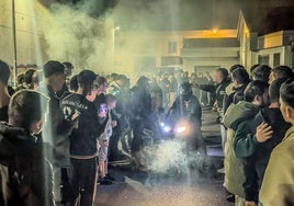 Un motorista acelera rodeado de una muchedumbre en la quedada del 11 al 12 de octubre, que acabó con carreras ilegales en Lantarón y Miranda de Ebro.