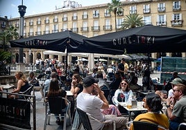 Terrazas llenas en la Plaza Nueva en una jornada de buen tiempo en Bilbao.