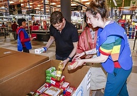 Arantxa Ibáñez de Opacua, directora de Vital Fundazioa, David Muñoz, presidente del Banco de Alimentos en Álava, Luis María Barruso y Miguel Ángel Fernández de Matauco, responsables de la Gran Campaña de Recogida, durante la presentación de la campaña.