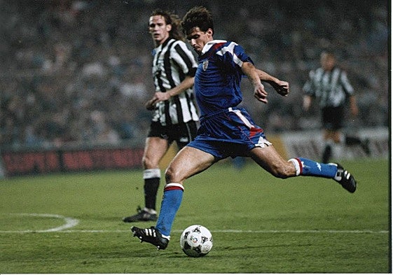 Ziganda se dispone a rematar en el gol que clasificó al Athletic.