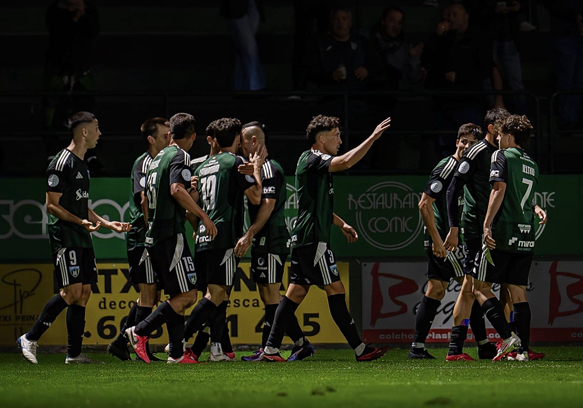 Varios jugadores del Sestao River celebrando un gol.
