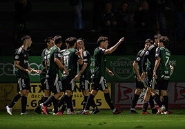 Varios jugadores del Sestao River celebrando un gol.