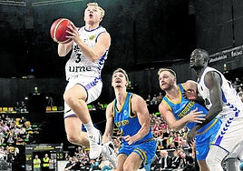 Harald Frey se prepara para dejar una bandeja en el partido de la primera vuelta ante el Peristeri jugado en Miribilla.