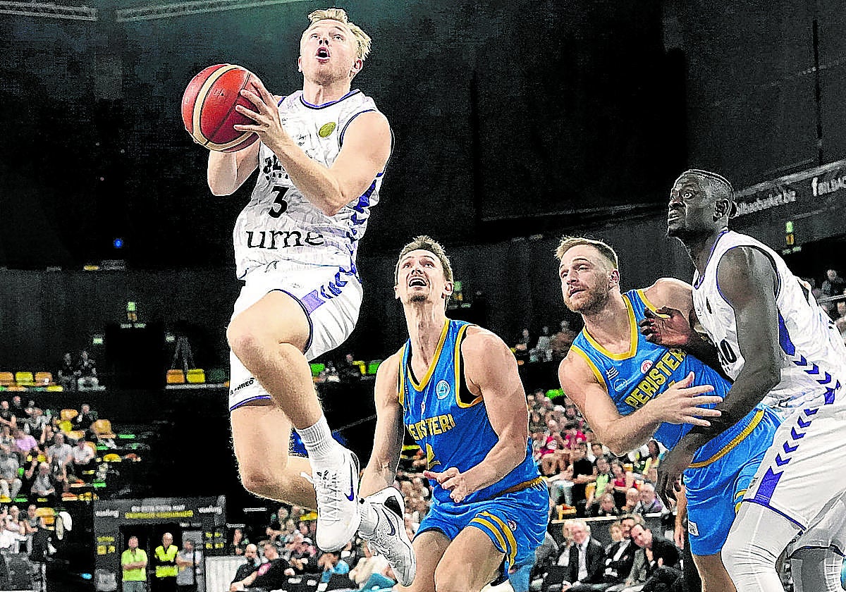 Harald Frey se prepara para dejar una bandeja en el partido de la primera vuelta ante el Peristeri jugado en Miribilla.