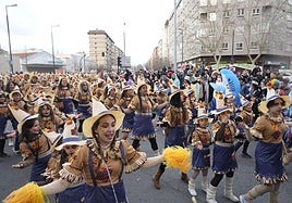 Desfile de las comparsas de Carnaval de 2025 en Vitoria.
