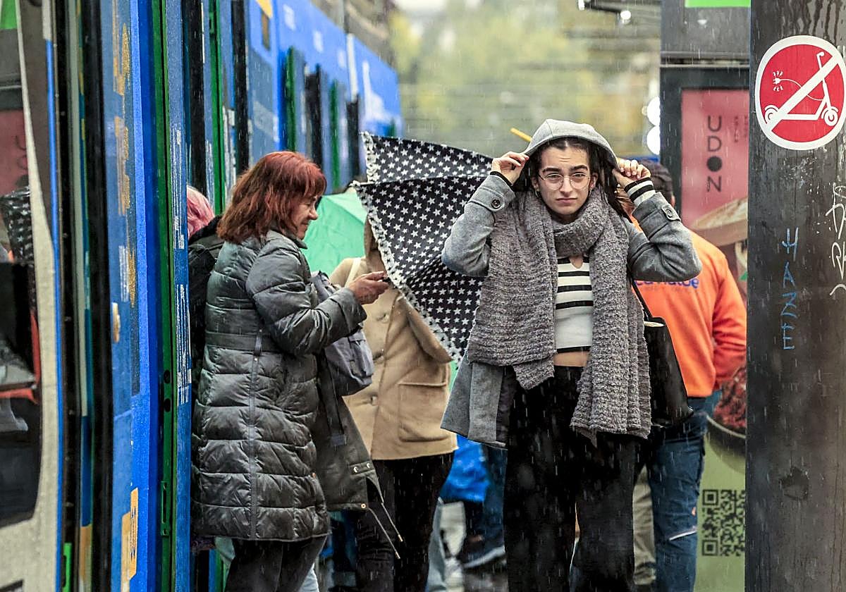 La lluvia ha hecho acto de aparición este miércoles en Vitoria.