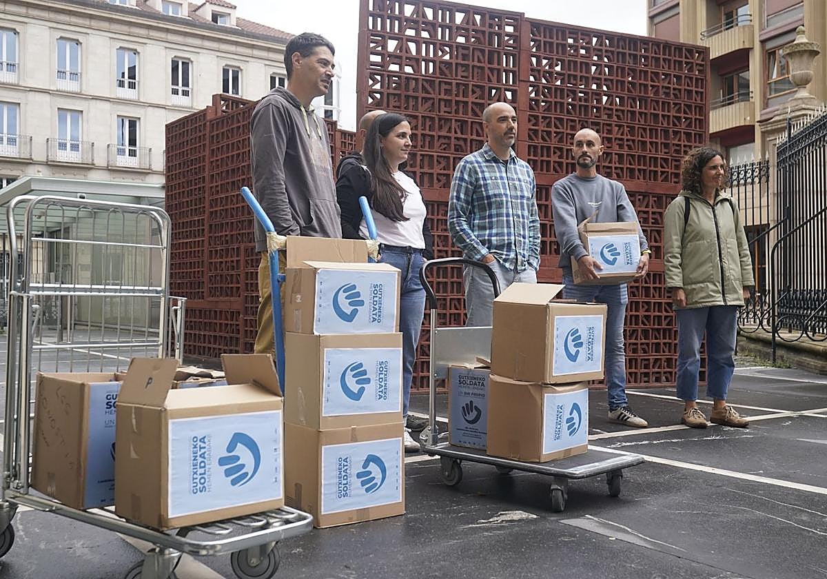 Los sindicatos ELA y LAB entregaron en agosto más de 138.000 firmas al Parlamento Vasco.