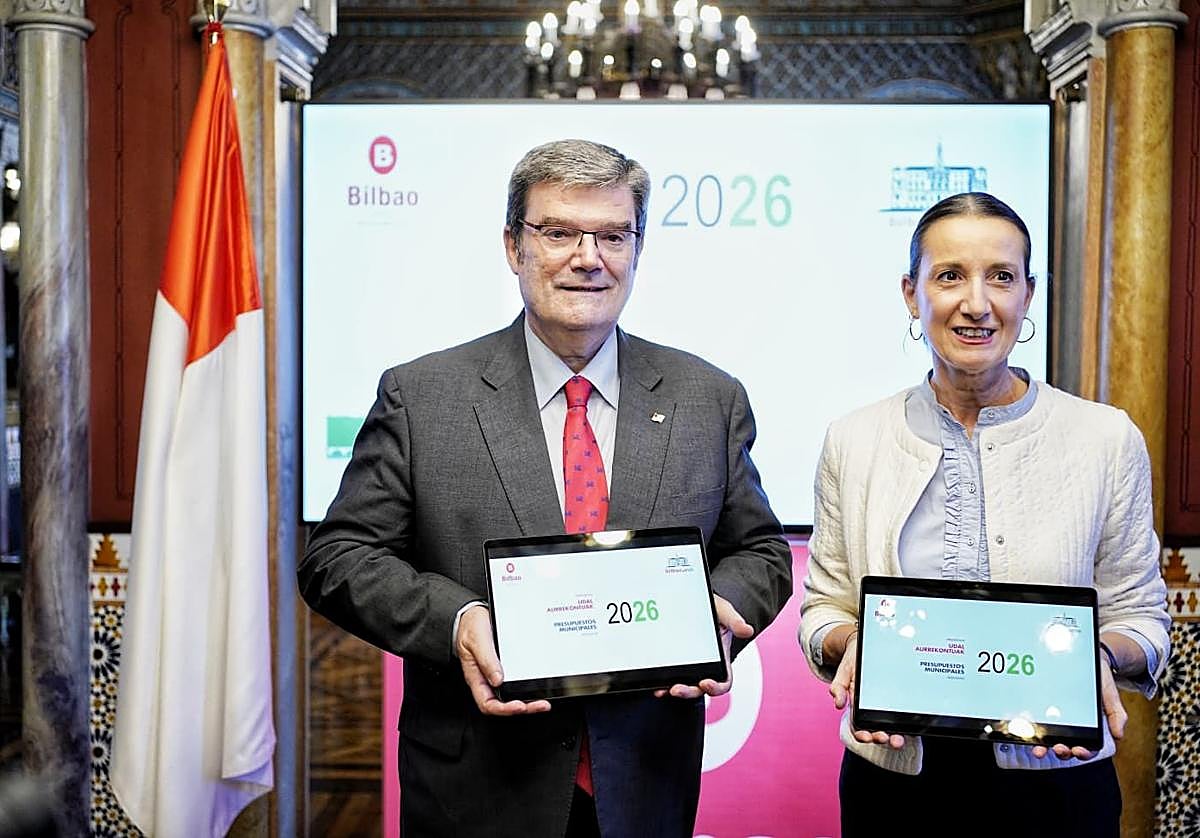 El alcalde de Bilbao, Juan Mari Aburto, y la concejala de Hacienda, Marta Ajuria, presentan el Presupuesto de 2026.