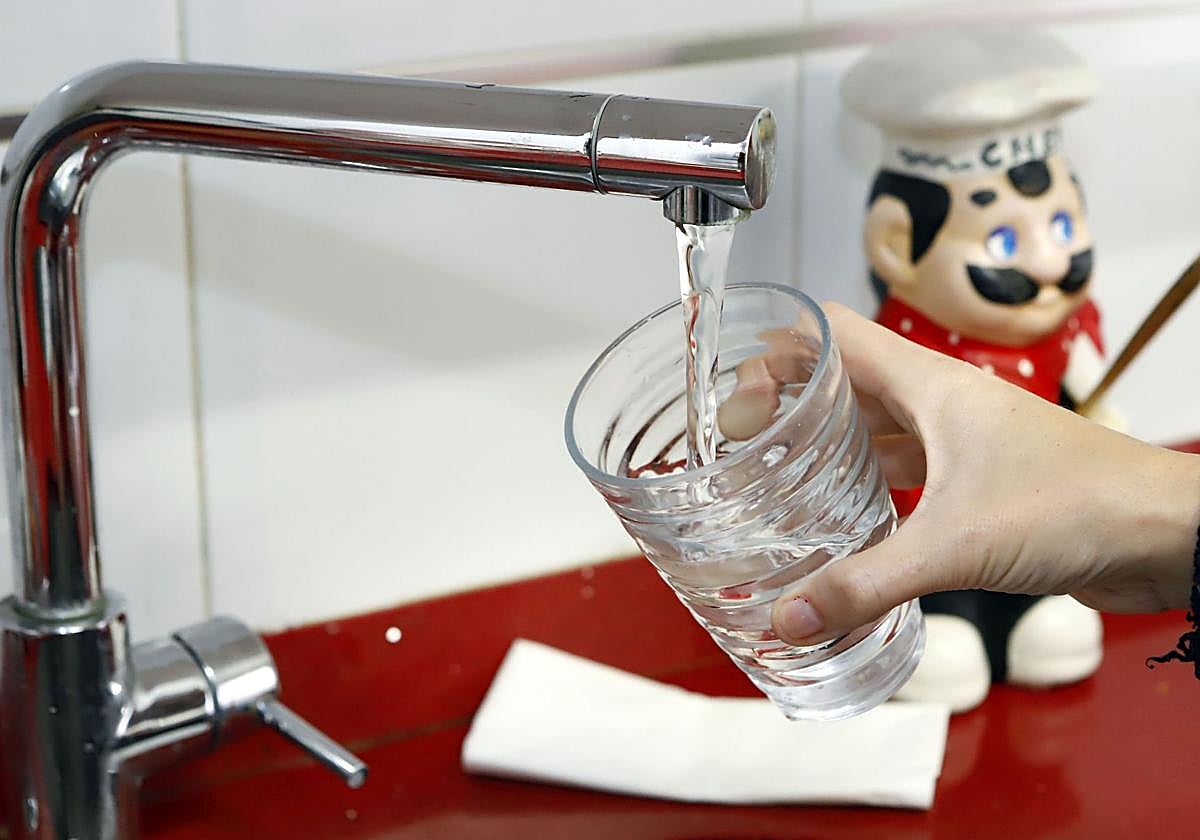La tarifa del agua corriente subirá 9,6 euros de media el próximo año en Bizkaia