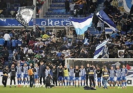Los jugadores del Alavés celebran la victoria contra el Espanyol.