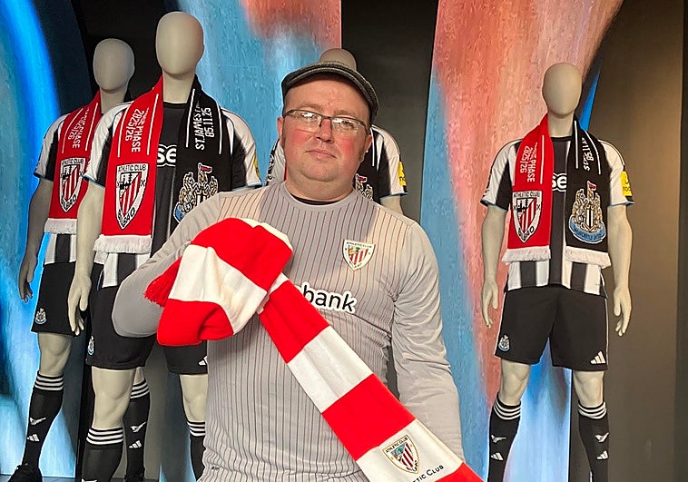 Andrew Hugh en la tienda del Newcastle en St. James' Park.