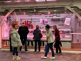 Los clientes hacían las primeras colas en el puesto de la carnicería