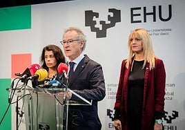 El rector, Joxerramon Bengoetxea, en la comparecencia en la que denunció la «infrafinanciación» de la universidad.