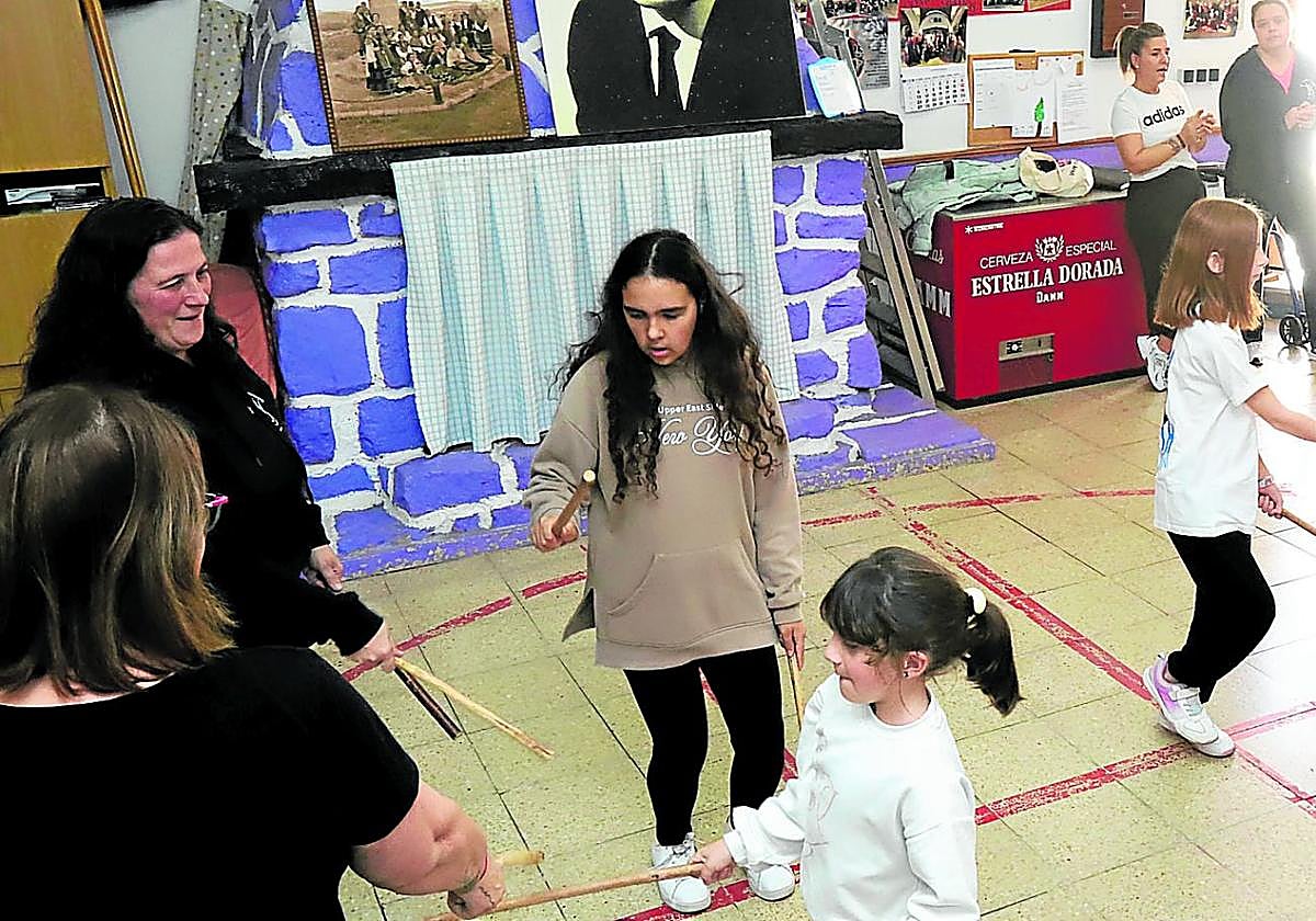 Los mayores enseñan a los más pequeños.