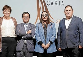 Isabel Mendiguren, Julen Elgeta, Begoña Pedrosa, Jon Labaka y Lorea Bilbao.