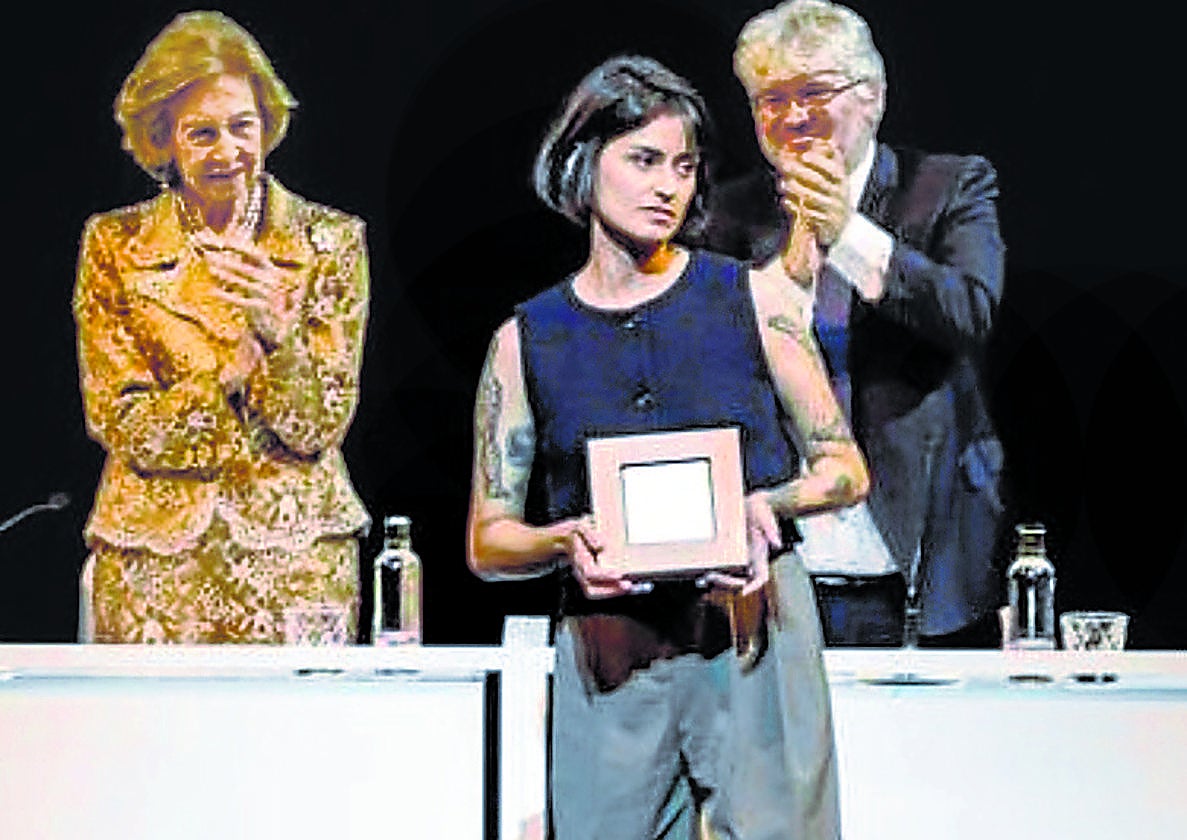 La ganadora recoge el premio en la gala celebrada este lunes.