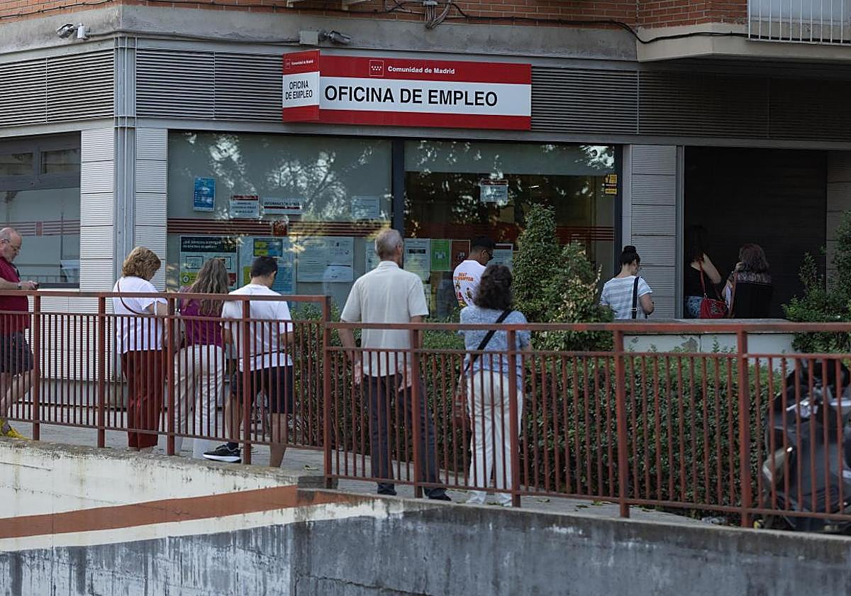 Los casos que el SEPE interrumpe por error el subsidio de mayores de 52 años: «Es posible que pase si...»