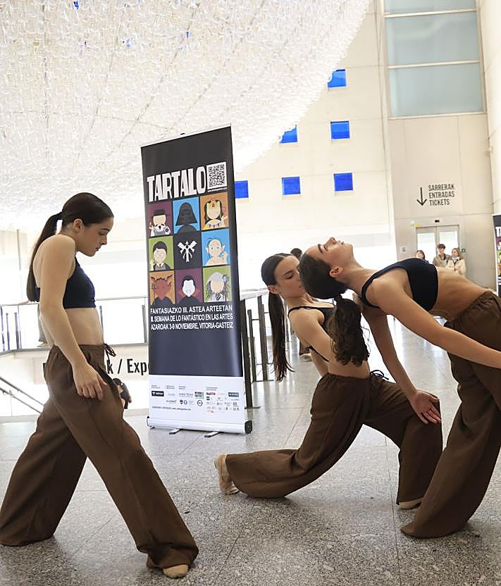 Imagen secundaria 2 - Actos del arranque del festival Tartalo, con una coreografía del Conservatorio de Danza José Uruñuela y un encuentro entre Montero y Juaristi.