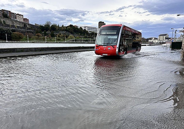 Desborde la ría este miércoles en la isla de Zorrozaurre.