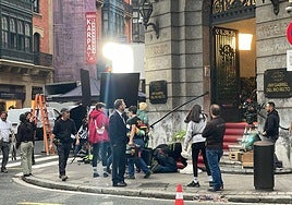 El edificio de Obras Públicas se transforma en el casino San Gabriel del Río Recto durante el rodaje de 'Infelices para siempre'.