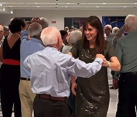 La alcaldesa sale a bailar con los mayores