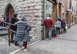 Cola para recoger comida a la puerta del local de una ONG del Casco Viejo.