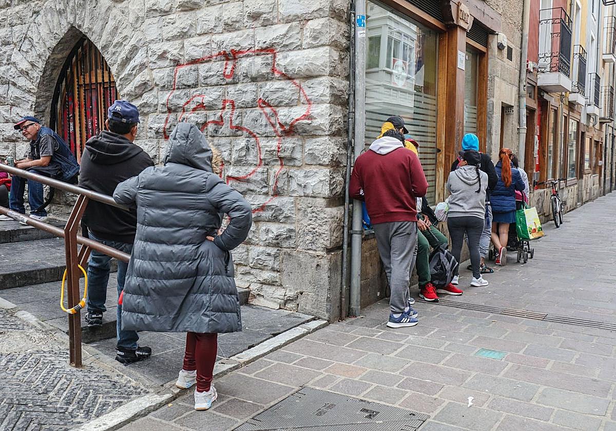 Cola para recoger comida a la puerta del local de una ONG del Casco Viejo.