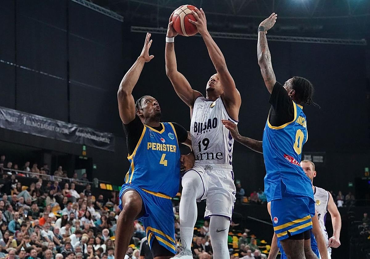 Pantzar busca la canasta del Peristeri en Miribilla.