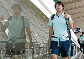 Unai Gómez, en el aeropuerto de Loiu minutos antes de embarcar rumbo a Inglaterra.