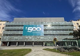 Una de las lonas conmemorativa se ha instalado en el edificio de Kultur Leioa.