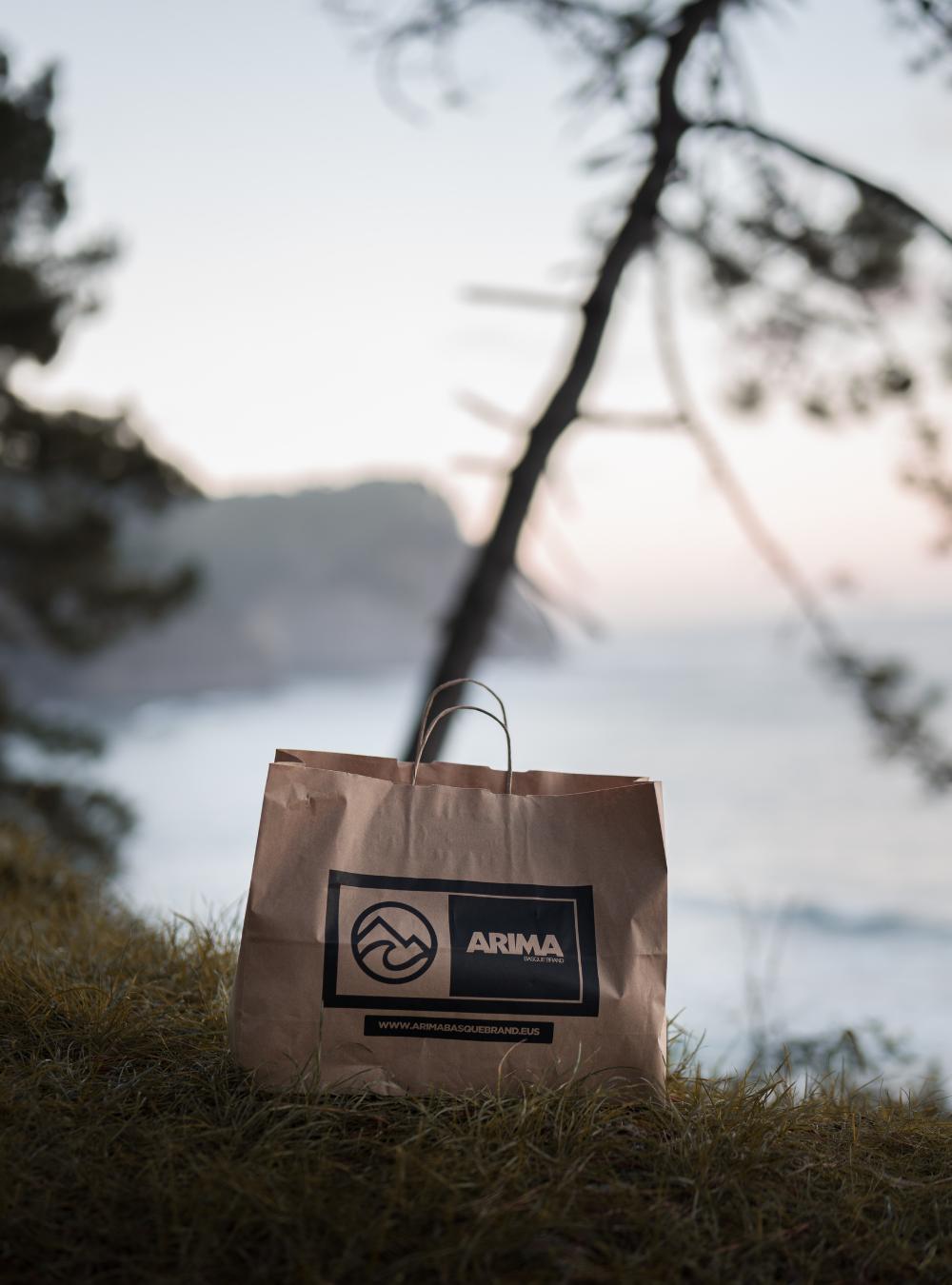 Unai, el joven de Elorrio que soñó con crear una marca y hoy la vende en su propia tienda