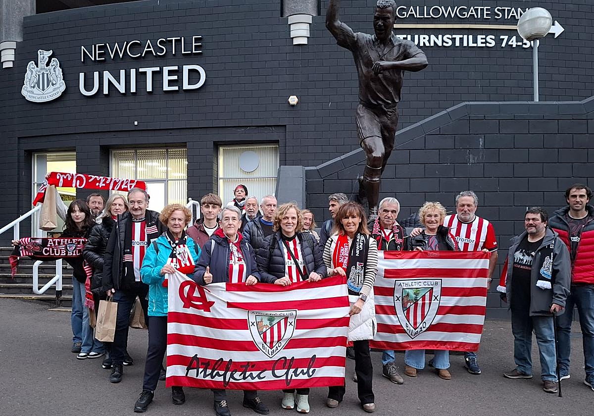 Un grupo de aficionados del Athletic delante de Saint James Park