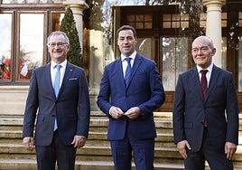 El rector de la UPV/EHU, Joxerramon Bengoetxea; el lehendakari, Imanol Pradales; y el consejero de Universidades, Juan Ignacio Pérez Iglesias, en una reunión en mayo.