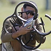 Un miembro del Ejército norteamericano examina un dron avanzado